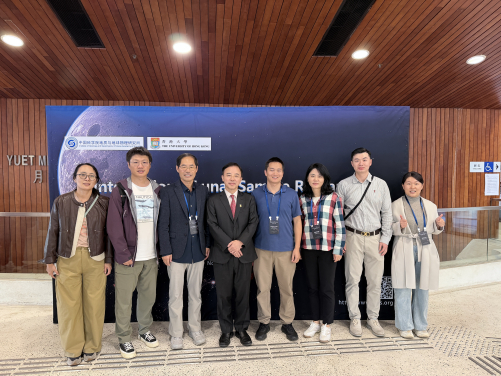 Professor Xiang Zhang, President and Vice-Chancellor of HKU (fourth from left), Professor Guochun Zhao, Mok Sau-King Professor and Chair Professor of Earth & Planetary Sciences (third from left), together with attendees of the International Lunar Sample Research Symposium.
